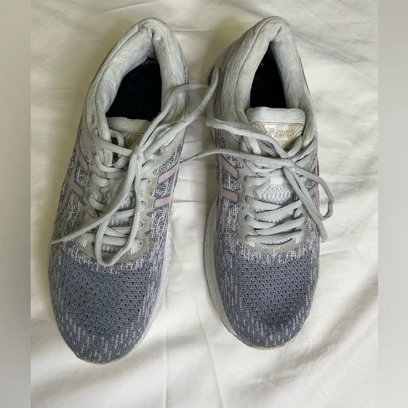 ASICS Womens Gel Nimbus 22 Gray White Gold Sz 9.5 Running Shoe Comfort - Picture 2 of 11